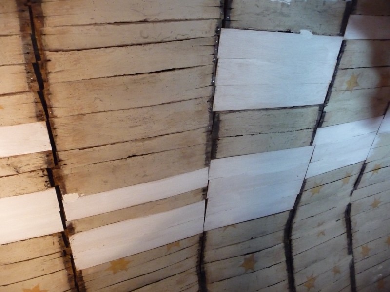 Atelier Giordani - Conservation - Restauration
Edifice – Mobilier - Sculpture – Objets d’art – Moulage –
Pierre, bois métal, polychromie et dorure - Conservation-restauration de la voûte en bois peinte - Voûte peinte avec peintures décoratives et figurées - OPÉRATIONS RÉALISÉES
- Échafaudage et dépose de l’ensemble
- Greffes et compléments
- Consolidation des bois
- Dépoussiérage et nettoyage
- Masticage et réintégration minimale
- Harmonisation
- Couche de protection
- Repose