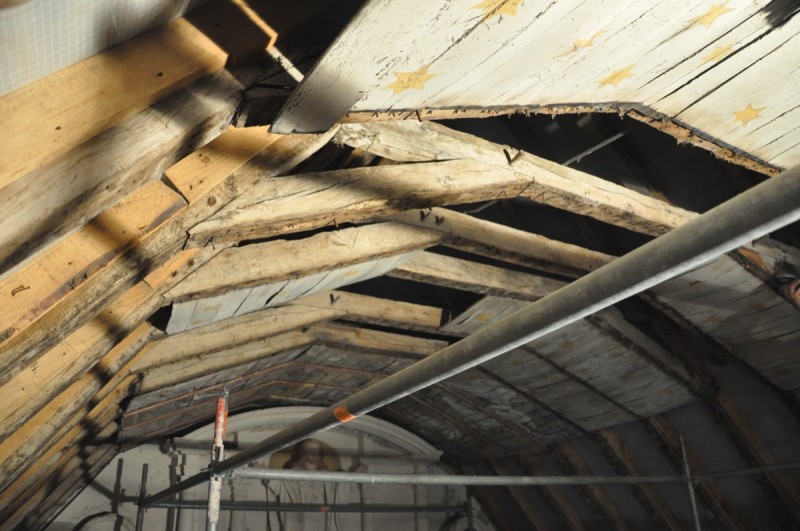 Atelier Giordani - Conservation - Restauration
Edifice – Mobilier - Sculpture – Objets d’art – Moulage –
Pierre, bois métal, polychromie et dorure - Conservation-restauration de la voûte en bois peinte - Voûte peinte avec peintures décoratives et figurées - OPÉRATIONS RÉALISÉES
- Échafaudage et dépose de l’ensemble
- Greffes et compléments
- Consolidation des bois
- Dépoussiérage et nettoyage
- Masticage et réintégration minimale
- Harmonisation
- Couche de protection
- Repose