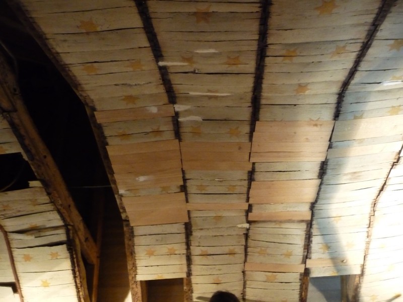 Atelier Giordani - Conservation - Restauration
Edifice – Mobilier - Sculpture – Objets d’art – Moulage –
Pierre, bois métal, polychromie et dorure - Conservation-restauration de la voûte en bois peinte - Voûte peinte avec peintures décoratives et figurées - OPÉRATIONS RÉALISÉES
- Échafaudage et dépose de l’ensemble
- Greffes et compléments
- Consolidation des bois
- Dépoussiérage et nettoyage
- Masticage et réintégration minimale
- Harmonisation
- Couche de protection
- Repose