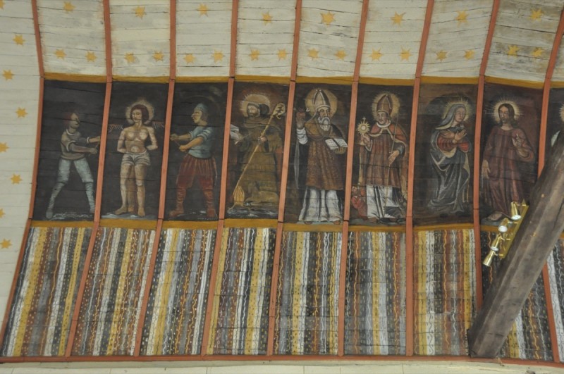 Atelier Giordani - Conservation - Restauration
Edifice – Mobilier - Sculpture – Objets d’art – Moulage –
Pierre, bois métal, polychromie et dorure - Conservation-restauration de la voûte en bois peinte - Voûte peinte avec peintures décoratives et figurées - OPÉRATIONS RÉALISÉES
- Échafaudage et dépose de l’ensemble
- Greffes et compléments
- Consolidation des bois
- Dépoussiérage et nettoyage
- Masticage et réintégration minimale
- Harmonisation
- Couche de protection
- Repose