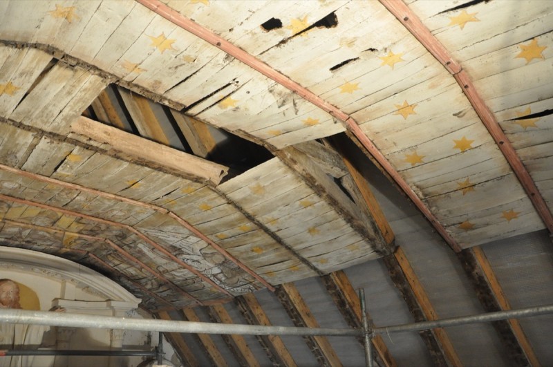 Atelier Giordani - Conservation - Restauration
Edifice – Mobilier - Sculpture – Objets d’art – Moulage –
Pierre, bois métal, polychromie et dorure - Conservation-restauration de la voûte en bois peinte - Voûte peinte avec peintures décoratives et figurées - OPÉRATIONS RÉALISÉES
- Échafaudage et dépose de l’ensemble
- Greffes et compléments
- Consolidation des bois
- Dépoussiérage et nettoyage
- Masticage et réintégration minimale
- Harmonisation
- Couche de protection
- Repose