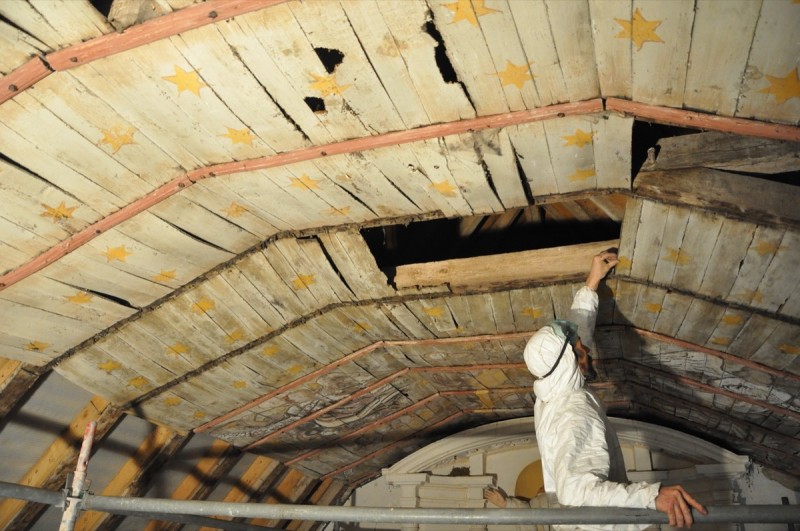 Atelier Giordani - Conservation - Restauration
Edifice – Mobilier - Sculpture – Objets d’art – Moulage –
Pierre, bois métal, polychromie et dorure - Conservation-restauration de la voûte en bois peinte - Voûte peinte avec peintures décoratives et figurées - OPÉRATIONS RÉALISÉES
- Échafaudage et dépose de l’ensemble
- Greffes et compléments
- Consolidation des bois
- Dépoussiérage et nettoyage
- Masticage et réintégration minimale
- Harmonisation
- Couche de protection
- Repose