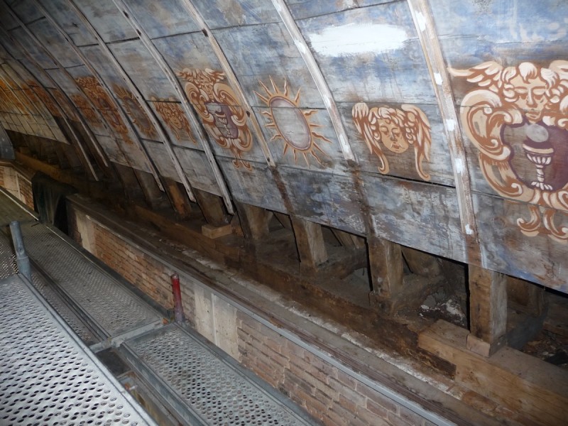 Atelier Giordani - Conservation - Restauration
Edifice – Mobilier - Sculpture – Objets d’art – Moulage –
Pierre, bois métal, polychromie et dorure - Conservation / restauration de la voûte en bois peinte - Voûte peinte avec décor doré - OPÉRATIONS RÉALISÉES
- Échafaudage et dépose de l’ensemble
- Greffes et compléments
- Consolidation des bois
- Dépoussiérage et nettoyage
- Masticage et réintégration minimale
- Harmonisation
- Couche de protection
- Repose