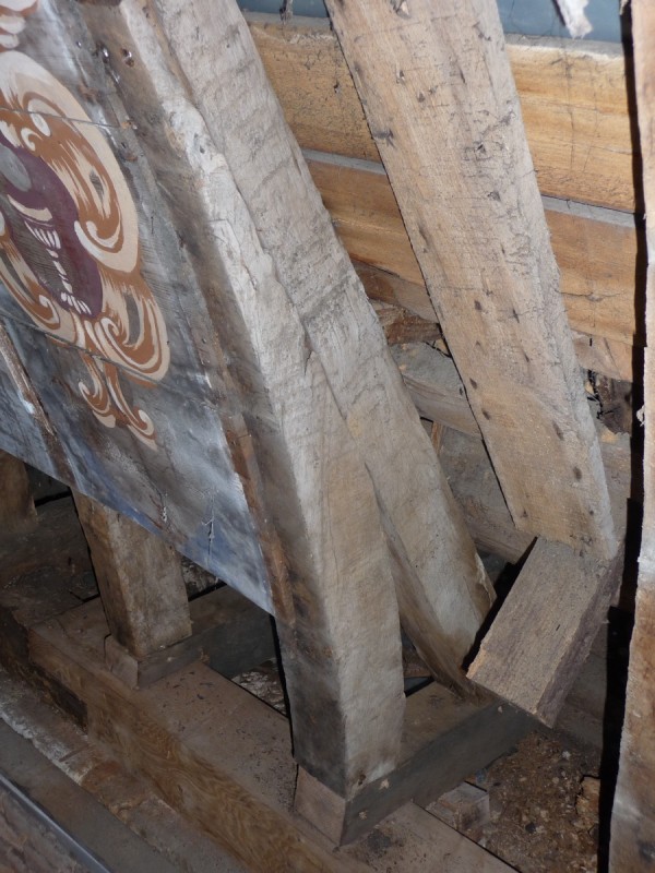 Atelier Giordani - Conservation - Restauration
Edifice – Mobilier - Sculpture – Objets d’art – Moulage –
Pierre, bois métal, polychromie et dorure - Conservation / restauration de la voûte en bois peinte - Voûte peinte avec décor doré - OPÉRATIONS RÉALISÉES
- Échafaudage et dépose de l’ensemble
- Greffes et compléments
- Consolidation des bois
- Dépoussiérage et nettoyage
- Masticage et réintégration minimale
- Harmonisation
- Couche de protection
- Repose